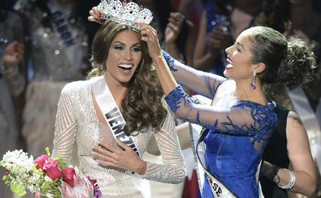 Miss Venezuela Gabriela Isler (L) reacts as she receives her crown during the 2013 Miss Universe competition in Moscow on November 9, 2013 (AFP)