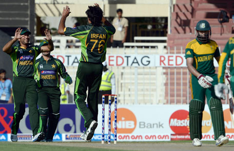 Pakistani bowler Mohammad Irfan (centre) celebrates with teammates after dismissing South African batsman Hashim Amla during the fifth and final one-day at Sharjah Cricket Stadium in Sharjah on November 11, 2013. (AFP)