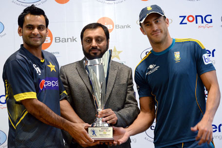 Mohammed Hafeez (left) of Pakistan and Faf du Plessis (right) of South Africa during the launch of the Twenty20 Cup in Dubai. (AFP)