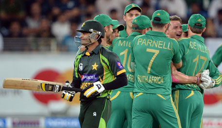 South African bowler Dale Steyn (second right) celebrates with teammates after taking the wicket of Pakistan captain Mohammad Hafeez during the 1st T20 International at Dubai stadium on November 13, 2013. (AFP)