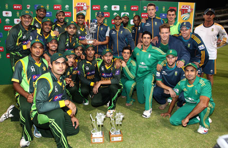 Pakistan and South Africa teams together after sharing the series during the 2nd T20 international at Sahara Park Newlands on November 22, 2013 in Cape Town, South Africa. (GETTY)