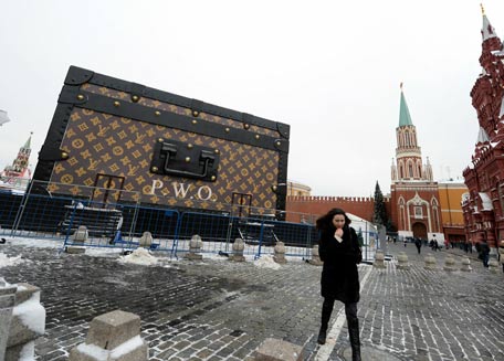Russia outraged by giant Louis Vuitton suitcase - Offbeat - World -