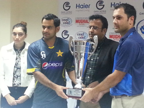 Pakistan T20 captain Mohammed Hafeez (second left) and Afghanistan captain Mohammed Nabi (right) with the Cool & Cool T20 trophy at a pre-match press conference. (WAHEED ABBAS)