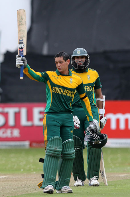 Quinton de Kock and Hashim Amla during the 2nd Momentum ODI match between South Africa and India at Sahara Stadium Kingsmead on December 08, 2013 in Durban, South Africa. (GETTY)