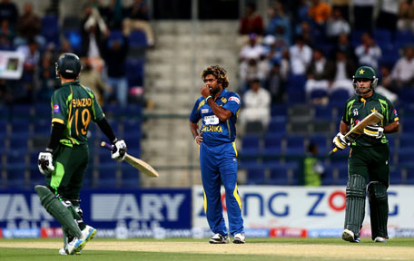 Lasith Malinga of Sri Lanka gestures after Pakistan batsman Mohammad Hafeez (right) hit a six during the 4th One-Day International between Sri Lanka and Pakistan in Abu Dhabi on December 25, 2013. (AFP)