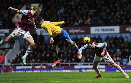 West Ham United's Irish defender Joey O'Brien (right) heads the ball towards the Arsenal goal during the English Premier League match between West Ham United and Arsenal at the Boleyn Ground, Upton Park, in London on December 26, 2013. (AFP)