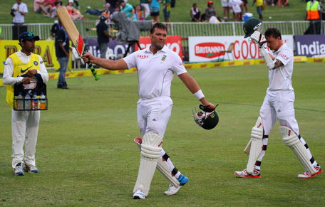 South Africa's Jacques Kallis acknowledges the crowd as he leaves the field during Day 3 of the second Test against India at the Sahara Stadium, Kingsmead in Durban on December 28 , 2013. (AFP)