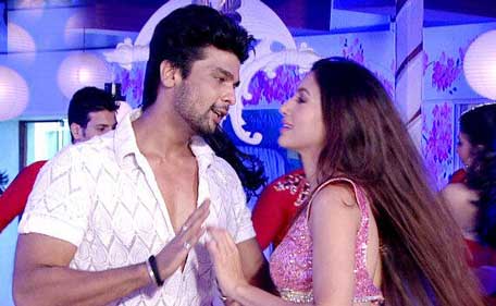 Reality show 'Bigg Boss 7' contestants Kushal Tandon and Gauhar Khan perform during the finale episode. (SUPPLIED)