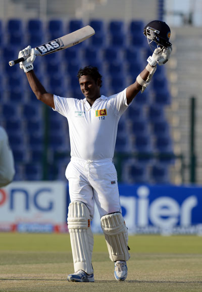 Sri Lanka captain Angelo Mathews acknowledges the cheers after completing his century on day four of the first Test against Pakistan at Sheikh Zayed Cricket Stadium in Abu Dhabi on Jan 3, 2014. (KAMAL JAYAMANNE)