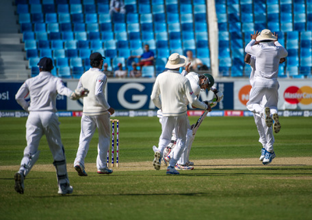 The Sri Lankan team celebrates after Pakistan's captain, Misbah Ul Haq, with bat, is caught out by Sri Lanka's wicket keeper Prasanna Jayawardene during the 2nd cricket test match of a three match series, between Pakistan and Sri Lanka, at the Dubai International Cricket Stadium, in Dubai, United Arab Emirates, on Wednesday,  Jan 8, 2014.  (AP)
