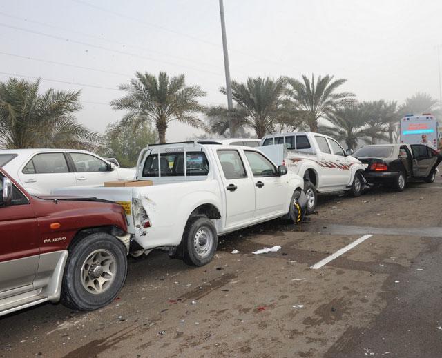 Car pile-up after the accident on Abu Dhabi-Al Ain Road on Thursday morning (Photos courtesy Al Bayan)