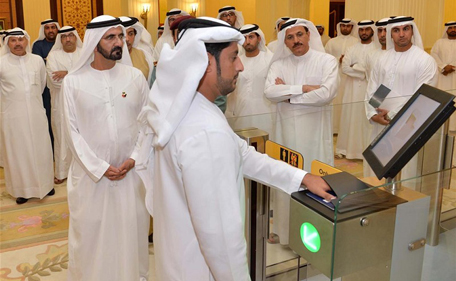 Sheikh Mohammed viewing the federal smart government report (WAM)