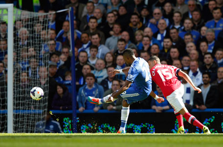 Chelsea's Samuel Eto'o (left) scores a goal against Arsenal during their English Premier League match at Stamford Bridge in London March 22, 2014. (REUTERS)