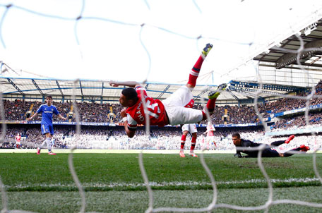 Arsenal's Alex Oxlade-Chamberlain (centre) handles the ball during their English Premier League match against Chelsea at Stamford Bridge in London March 22, 2014. (REUTERS)