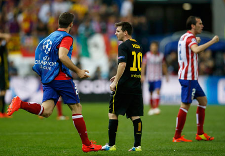 Barcelona's Lionel Messi walks amongst Madrid players reacting after winning their Champions League quarter-final second leg soccer match in Madrid, April 9, 2014. (REUTERS)