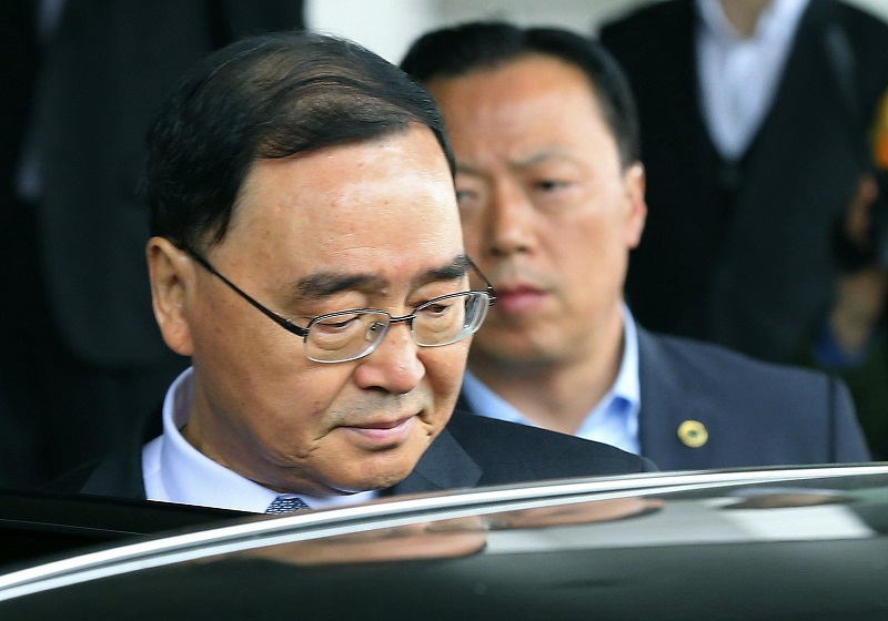 South Korean Prime Minister Chung Hong-won gets into a car to leave the Central Government Complex in Seoul, South Korea, Sunday, April 27, 2014. Chung offered to resign Sunday over the government's handling of a deadly ferry sinking, blaming "deep-rooted evils" and societal irregularities for a tragedy that has left more than 300 people dead or missing and led to widespread shame, fury and finger-pointing. (AP Photo/Yonhap) KOREA  OUT