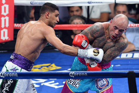 (L-R) Amir Khan throws a right a Luis Collazo during their welterweight bout at the MGM Grand Garden Arena on May 3, 2014 in Las Vegas, Nevada. (Getty Images/AFP)