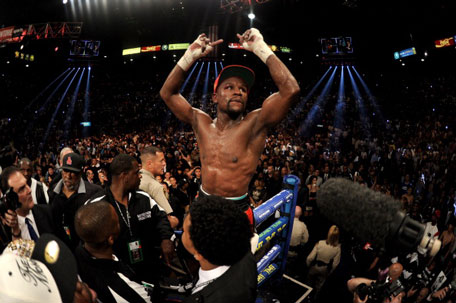 Floyd Mayweather Jr. Wins Controversial And Tough Win Over Marcos Maidana -  Latest Boxing News
