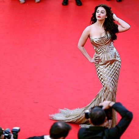 Indian actress Aishwarya Rai Bachchan poses as she arrives for the screening of the film "Deux Jours, Une Nuit (Two Days, One Night) at the 67th edition of the Cannes Film Festival in Cannes, southern France, on May 20, 2014. (AFP)