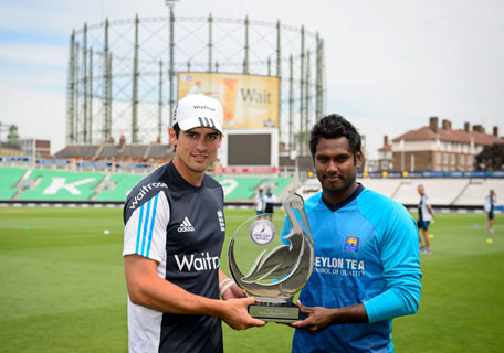 England cricket captain Alastair Cook (left) and Sri Lanka cricket captain Angelo Mathews pose for pictures with the One-Day Series trophy at the Oval cricket ground in London, on May 21, 2014, ahead of the first One Day International match on Thursday. (AFP)