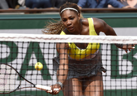 USA's Serena Williams returns to France's Alize Lim during their French tennis Open first round match at the Roland Garros stadium in Paris on May 25, 2014. (AFP)