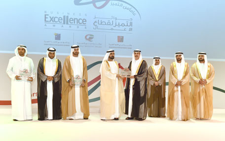 His Highness Sheikh Mohammed bin Rashid Al Maktoum honours the founders and coordinators of the Dubai Quality Award.(Wam)