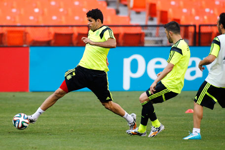 Spain's Diego Costa (left) participates in a training session at RFK Stadium in Washington June 5, 2014. (REUTERS)