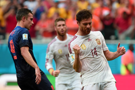 Spain's midfielder Xabi Alonso (front) celebrates scoring a penalty during a Group B football match between Spain and the Netherlands at the Fonte Nova Arena in Salvador during the 2014 FIFA World Cup on June 13, 2014. (AFP)