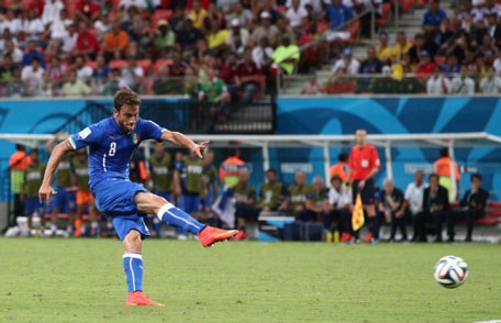 Claudio Marchisio of Italy shoots and scores his team's first goal during the 2014 FIFA World Cup Brazil Group D match between England and Italy at Arena Amazonia on June 14, 2014 in Manaus, Brazil. (GETTY)