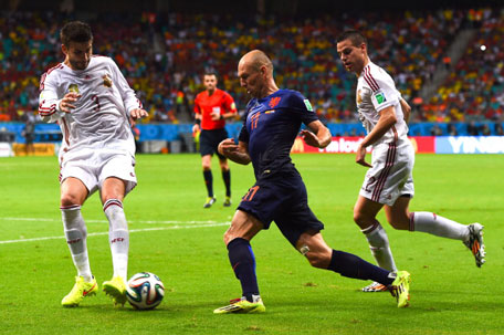 Arjen Robben of Netherlands competes for the ball with Gerard Pique (left) and Cesar Azpilicueta of Spain during the 2014 FIFA World Cup Brazil Group B match between Spain and Netherlands at Arena Fonte Nova on June 13, 2014 in Salvador, Brazil. (GETTY)