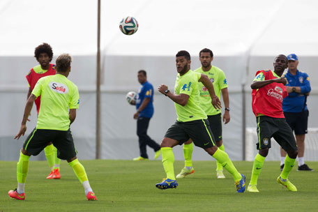 Brazilian national football team team player Hulk (centre) takes part in a training session at the squad's Granja Comary training complex in Teresopolis, Brazil on June 15, 2014. (AFP)