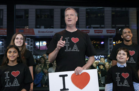 In this photo provided by the American Broadcasting Co., New York Mayor Bill de Blasio, center, appears on the Jimmy Kimmel Live show, Monday, June 16, 2014, in New York. The mayor of New York City sang "I Love L.A" on "Jimmy Kimmel Live" Monday night to settle a Stanley Cup wager with Los Angeles Mayor Eric Garcetti. (AP)