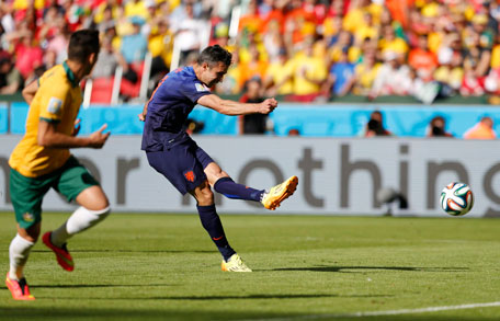 Robin van Persie of the Netherlands shoots to score their second goal against Australia during their 2014 World Cup Group B match at the Beira Rio stadium in Porto Alegre June 18, 2014. (REUTERS)