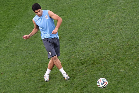 Uruguay's forward Luis Suarez attends a training session in the Corinthians Arena in Sao Paulo on June 18, 2014, on the eve of the 2014 FIFA World Cup Group D football match between Uruguay and England. (AFP)