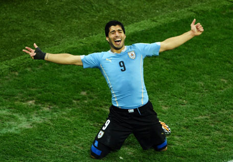 Luis Suarez of Uruguay celebrates after scoring his team's second goal during the 2014 FIFA World Cup Brazil Group D match at Arena de Sao Paulo on June 19, 2014 in Sao Paulo, Brazil. (GETTY)