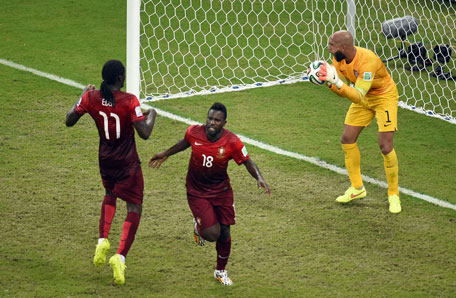 US goalkeeper Tim Howard (right) reacts after Portugal's forward Silvestre Varela (centre) scored during a Group G football match between USA and Portugal at the Amazonia Arena in Manaus during the 2014 FIFA World Cup on June 22, 2014. (AFP)