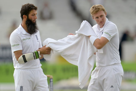 England's Moeen Ali (left) and Joe Root share a towel as they have a drinks break during the second cricket Test match against Sri Lanka at Headingley cricket ground in Leeds, England June 24, 2014. (REUTERS)