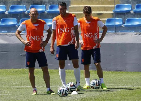 Netherlands' Arjen Robben, Robin Van Persie and Paul Verhaegha pause during a training session ahead of their 2014 World Cup match against Mexico, in Fortaleza June 28, 2014. (REUTERS)
