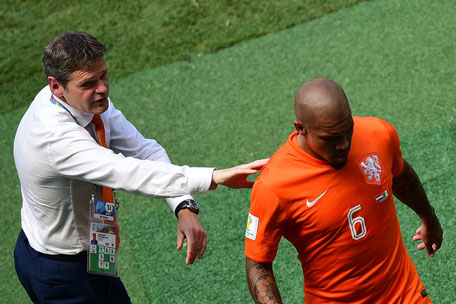 Netherlands' midfielder Nigel de Jong (right) walks off the pitch as Netherlands official Edwin Abraham gestures during a Round of 16 match between Netherlands and Mexico at Castelao Stadium in Fortaleza during the 2014 FIFA World Cup on June 29, 2014. (AFP)