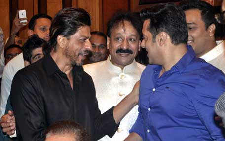Indian actors Shah Rukh Khan (L) and Salman Khan attend politician Baba Siddique's (C) iftaar party. (SANSKRITI MEDIA AND ENTERTAINMENT)