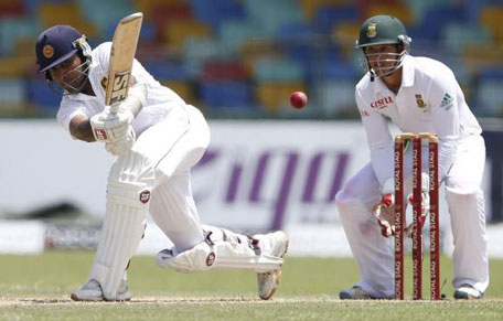 Sri Lanka's Mahela Jayawardene (left) plays a shot next to South Africa's wicketkeeper Quinton de Kock during the first day of their second Test in Colombo July 24, 2014. (REUTERS)