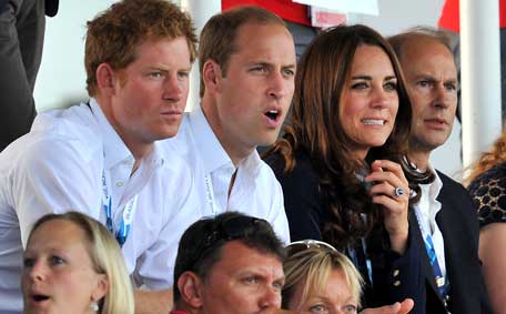 (L-R) Britain's Prince Harry, Prince William, Duke of Cambridge and his wife Catherine, Duchess of Cambridge, react as they watch the women's field hockey match between Wales and Scotland at the Glasgow National Hockey Centre during the 2014 Commonwealth Games in Glasgow, Scotland, on July 28, 2014. (AFP)