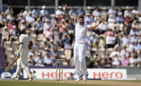 England's James Anderson (right) celebrates after dismissing India's Mohammed Shami during the third Test at the Rose Bowl cricket ground, Southampton, England July 30, 2014. (REUTERS)