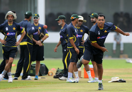 Pakistan coach Waqar Younis (right) delivers a ball during a practice session at the Galle International Cricket Stadium in Galle on August 5, 2014. (AFP)
