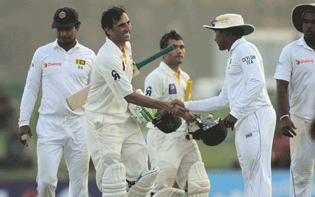 Sri Lanka cricketer Mahela Jayawardene (2R) is congratulated by Pakistan cricketer Younis Khan (2L) at the end of the first day's play of the opening Test match between Sri Lanka and Pakistan at the Galle International Cricket Stadium in Galle on August 6, 2014. (AFP)
