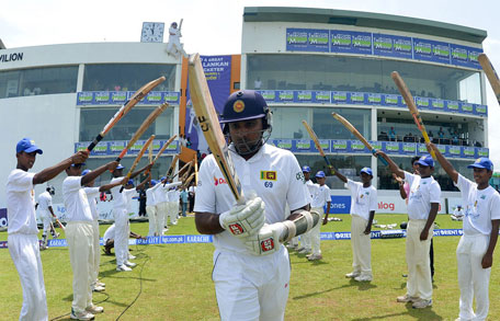 Sri Lanka's Mahela Jayawardene gets a guard of honour as he walks out to bat on day three of the 1st Test against Pakistan in Galle on August 8, 2014. (AFP)