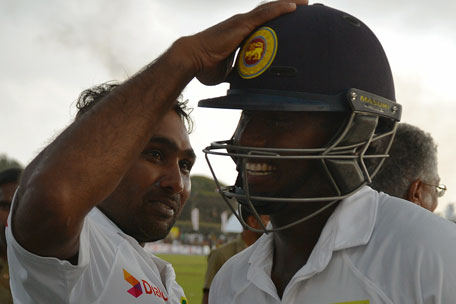 Sri Lankan cricket team captain Angelo Mathews (right) and teammate Mahela Jayawardene  celebrate after winning the opening Test match between Sri Lanka and Pakistan at the Galle International Cricket Stadium in Galle on August 10, 2014. (AFP)