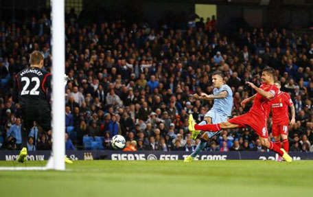 Manchester City's Stevan Jovetic (centre) scores a goal against Liverpool during their English Premier League soccer match at the Etihad stadium in Manchester, northern England August 25, 2014. (REUTERS)