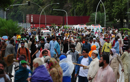 Pakistani opposition protesters gather during clashes with police near the prime minister's residence in Islamabad on September 1, 2014. (AFP)