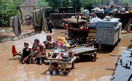 Pakistani villagers wait for help in Chiniot, 160 kilometers (99 miles) northwest of Lahore, Pakistan, Tuesday, Sept. 9, 2014. The death toll from floods in Pakistan and India increased on Tuesday as armies in both countries scrambled to help the victims and authorities in Islamabad warned hundreds of thousands to be prepared to flee more flooding in the days ahead. (AP)